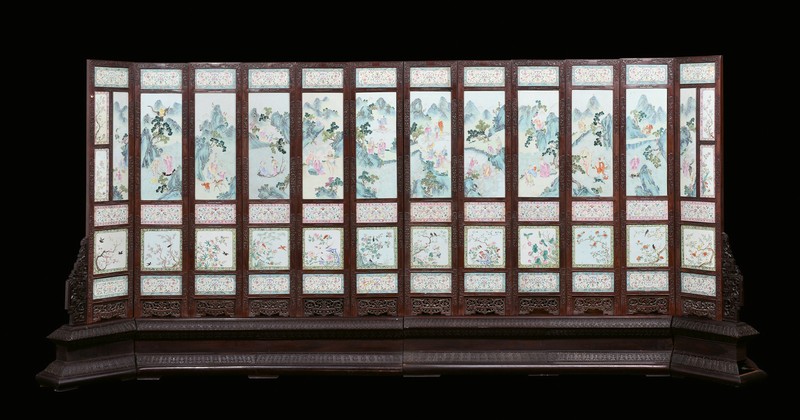 Importante paravento il legno di homu e porcellana policroma, Cina, dinastia Qing, epoca Jiaqing